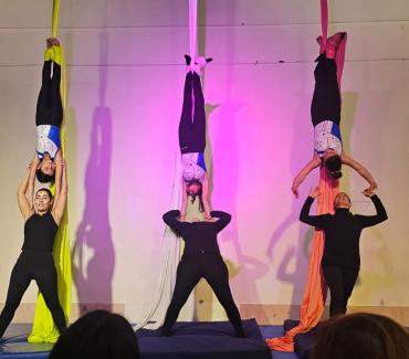 Aerial Trapeze: A Collective Performance by Mothers and Daughters  